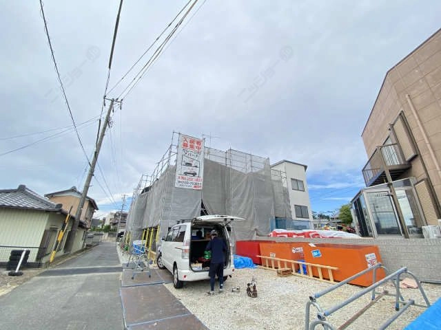 建築中外観　東駐車場側